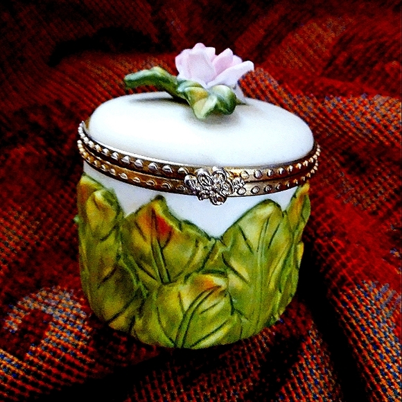 Collectable porcelain mini pill comtainer - Picture 1 of 13